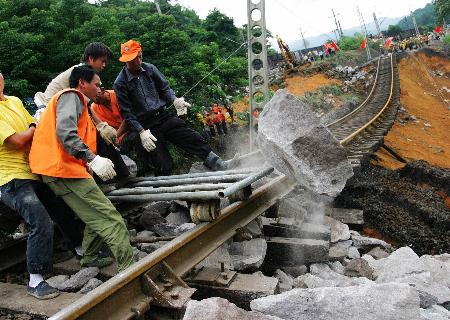 福建多条铁路线路因台风持续停运 应急响应升级