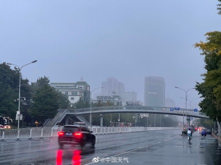 北京今天有雾夜间西部北部小雨上线 明天北风加大能见度将好转 气温逐步下降