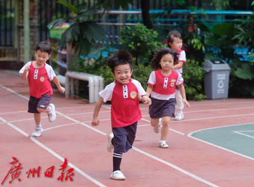 专家谈幼儿园超前学抢跑问题 违背成长规律，应让孩子快乐成长